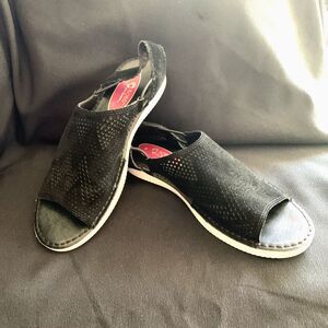 Bobs Skechers Saga Black Leather Suede Peep Toe Sandals Size 7 Slip On Cushioned